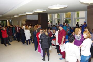 Au rămas după tura de noapte sau au venit de acasă pentru a participa la greva de avertisment