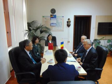 Ambasadorul Chinei în România, Xu Feihong, s-a întâlnit ieri, la Palatul Administrativ din Suceava, cu prefectul județului, Constantin Harasim