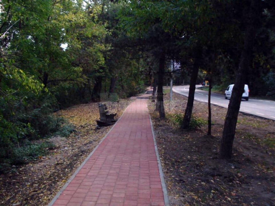 Trotuarul de acces către Cetatea de Scaun și Cimitirul Pacea a fost refăcut complet