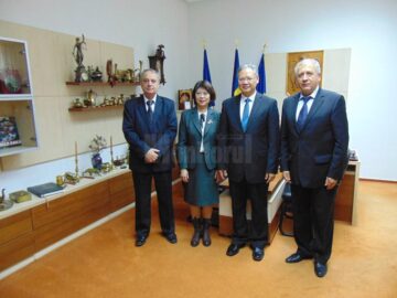 Ambasadorul Chinei în România, Xu Feihong, s-a întâlnit ieri, la Palatul Administrativ din Suceava, cu prefectul județului, Constantin Harasim