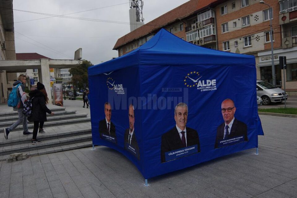 Corturile de campanie ale ALDE, priponite prin găurirea granitului din Centru și a pavelelor de pe trotuare