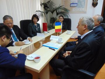 Ambasadorul Chinei în România, Xu Feihong, s-a întâlnit ieri, la Palatul Administrativ din Suceava, cu prefectul județului, Constantin Harasim