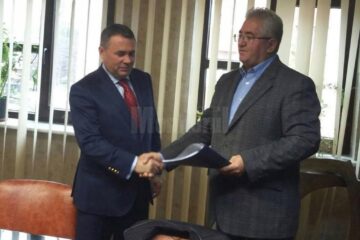 Contractul de amenajare a zonei de agrement Tătărași a fost semnat de primarul Ion Lungu și patronul firmei Victor Construct