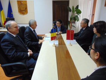 Ambasadorul Chinei în România, Xu Feihong, s-a întâlnit ieri, la Palatul Administrativ din Suceava, cu prefectul județului, Constantin Harasim