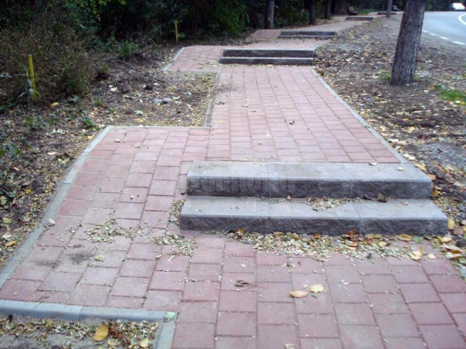 Trotuarul de acces către Cetatea de Scaun și Cimitirul Pacea a fost refăcut complet