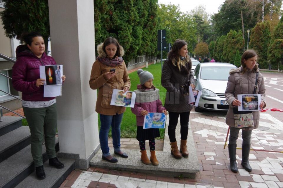 Opt mame și trei copii, la protestul împotriva medicilor din Spitalul de Urgență Suceava Opt mame și trei copii, la protestul împotriva medicilor din Spitalul de Urgență Suceava