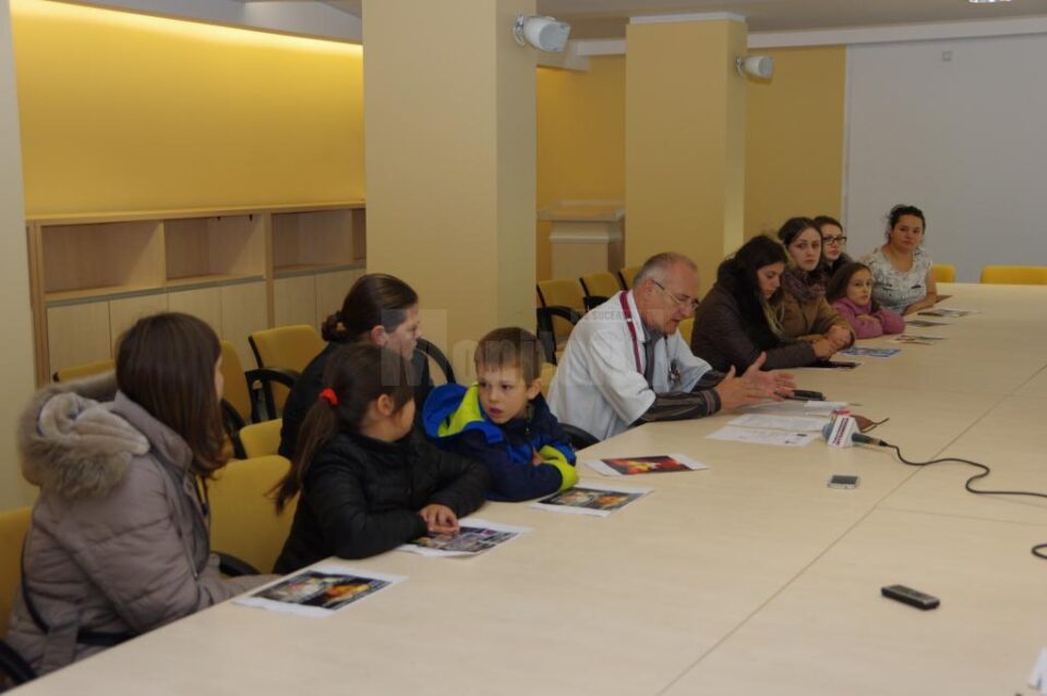 Opt mame și trei copii, la protestul împotriva medicilor din Spitalul de Urgență Suceava