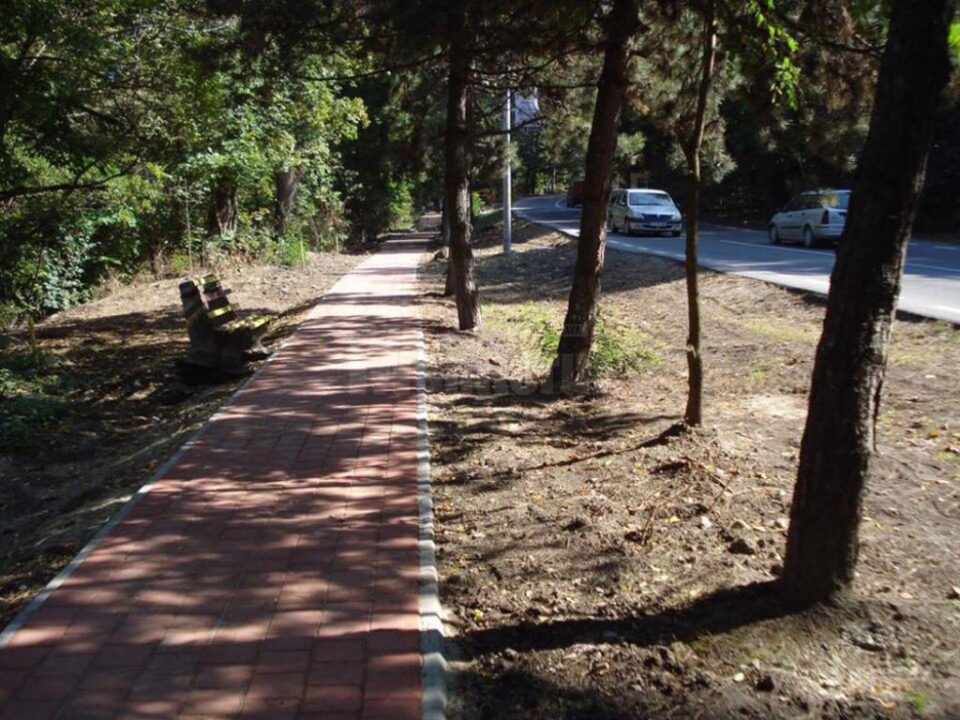 Trotuarul de acces către Cetatea de Scaun și Cimitirul Pacea a fost refăcut complet