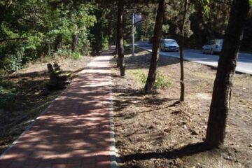 Trotuarul de acces către Cetatea de Scaun și Cimitirul Pacea a fost refăcut complet