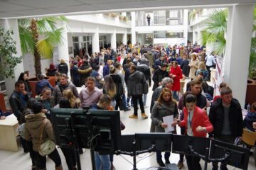 Aproape 500 de suceveni s-au prezentat, joi, la Bursa locurilor de muncă pentru absolvenți, organizată de Agenția Județeană pentru Ocuparea Forței de Muncă (AJOFM) Suceava, la Universitatea „Ștefan cel Mare”