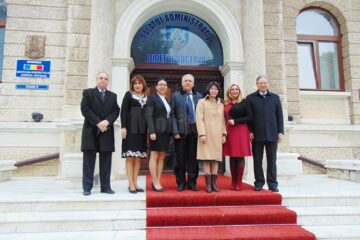 Ambasadorul Chinei în România, Xu Feihong, s-a întâlnit ieri, la Palatul Administrativ din Suceava, cu prefectul județului, Constantin Harasim