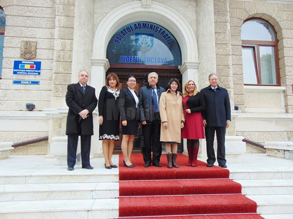 Ambasadorul Chinei în România, Xu Feihong, s-a întâlnit ieri, la Palatul Administrativ din Suceava, cu prefectul județului, Constantin Harasim Ambasadorul Chinei în România, Xu Feihong, s-a întâlnit ieri, la Palatul Administrativ din Suceava, cu prefectul județului, Constantin Harasim