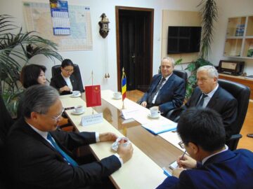 Ambasadorul Chinei în România, Xu Feihong, s-a întâlnit ieri, la Palatul Administrativ din Suceava, cu prefectul județului, Constantin Harasim