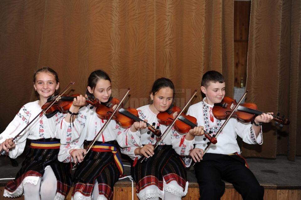 Grupul vocal-instrumental „Noițele”, „copiii cu viorile”, sărbătorit duminică, la 10 ani de activitate