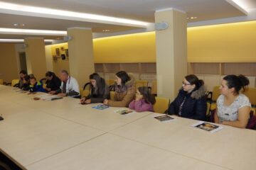 Dr. Ardeleanu le prezintă mamelor raportul anchetei interne, cu documentele aferente