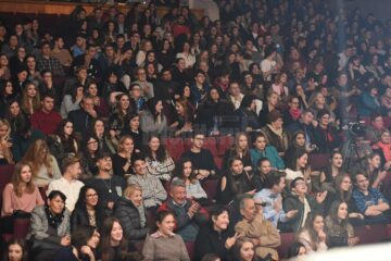 Bună dispoziție și în sala de spectacol