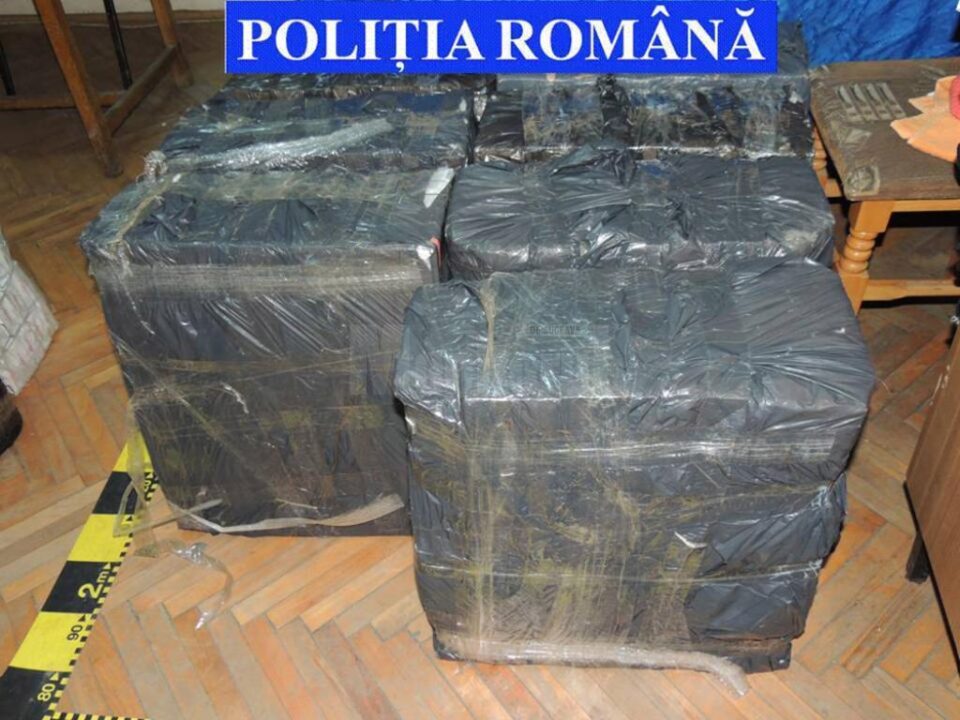Țigări de contrabandă de 60.000 de lei, descoperite în două mașini înmatriculate în Marea Britanie