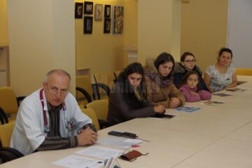 Protest al mamelor la Spitalul de Urgență Suceava, după moartea unui copil de 8 luni