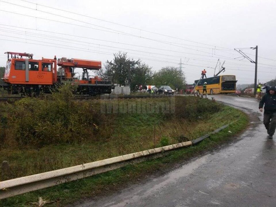 Autocar blocat pe calea ferată după ce s-a izbit într-un stâlp