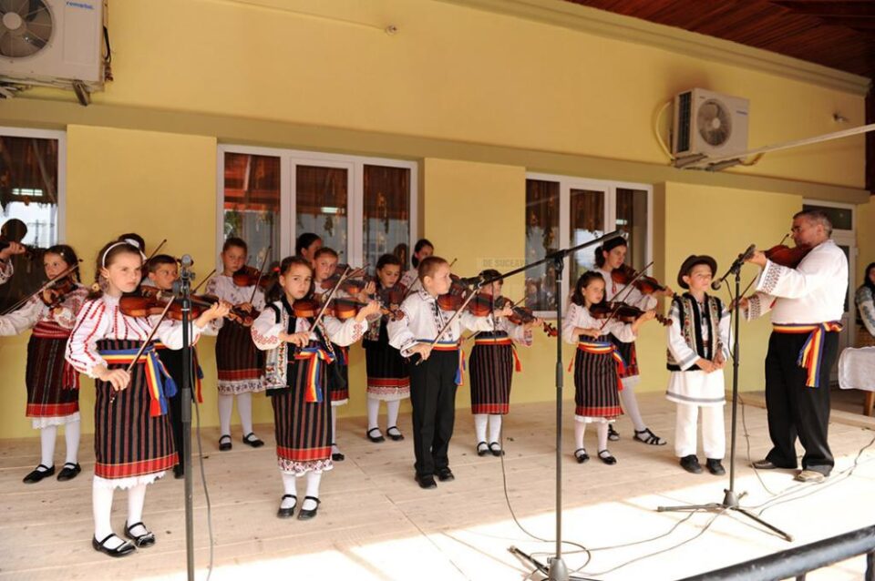 Grupul vocal-instrumental „Noițele”, „copiii cu viorile”, sărbătorit duminică, la 10 ani de activitate