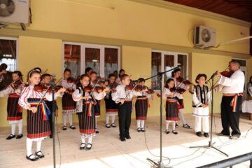 Grupul vocal-instrumental „Noițele”, „copiii cu viorile”, sărbătorit duminică, la 10 ani de activitate