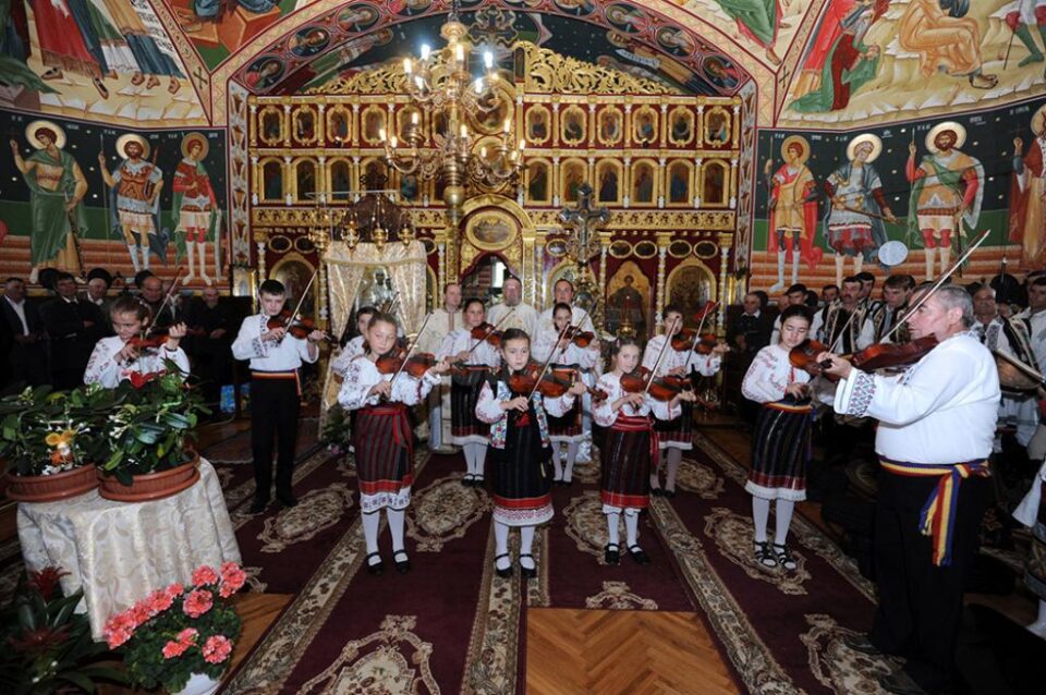 Grupul vocal-instrumental „Noițele”, „copiii cu viorile”, sărbătorit duminică, la 10 ani de activitate