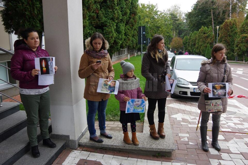 Primele mame care au venit să protesteze la spital Primele mame care au venit să protesteze la spital