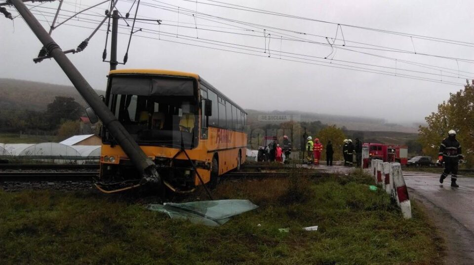 Autocar blocat pe calea ferată după ce s-a izbit într-un stâlp