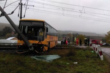 Autocar blocat pe calea ferată după ce s-a izbit într-un stâlp