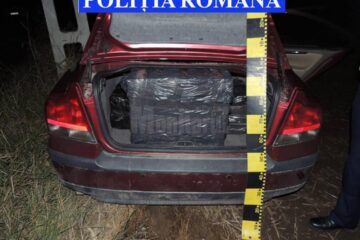 Țigări de contrabandă de 60.000 de lei, descoperite în două mașini înmatriculate în Marea Britanie