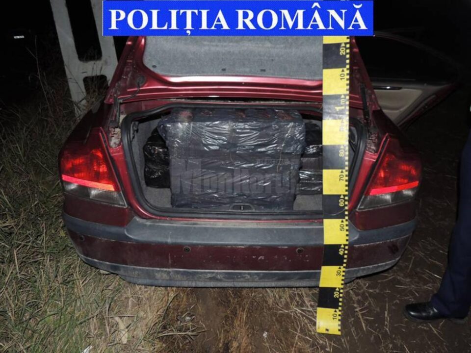 Țigări de contrabandă de 60.000 de lei, descoperite în două mașini înmatriculate în Marea Britanie