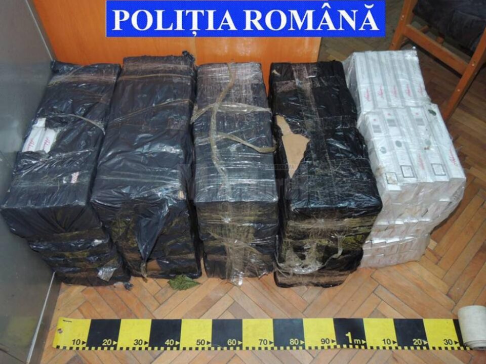 Țigări de contrabandă de 60.000 de lei, descoperite în două mașini înmatriculate în Marea Britanie