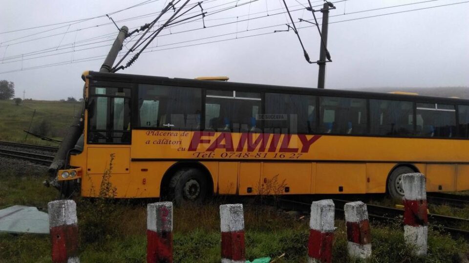 Autocar blocat pe calea ferată după ce s-a izbit într-un stâlp