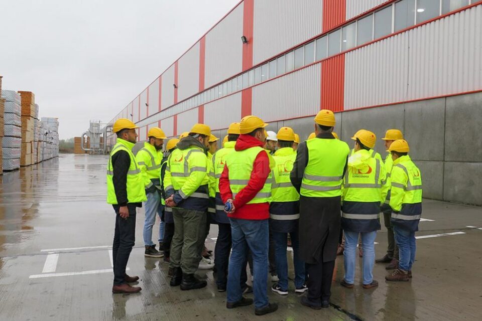 Șapte studenți ai USV vor primi burse în valoare de peste 12.000 de euro din partea Holzindustrie Schweighofer Rădăuți