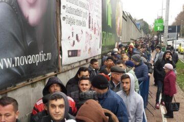 Fanii s-au așezat la coadă pentru a-și achiziționa tichete la partida mult așteptată