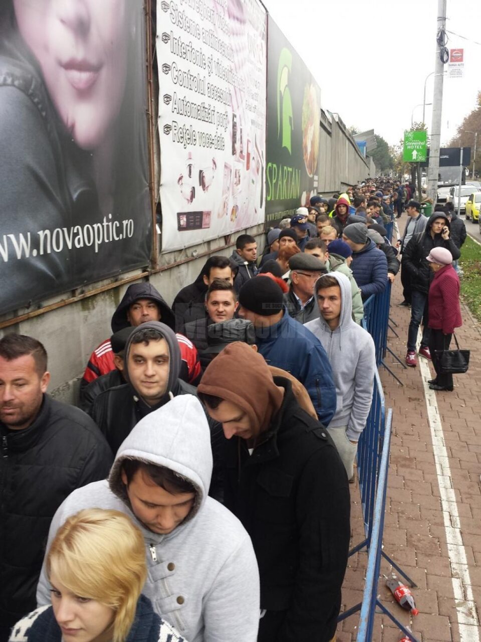 Fanii s-au așezat la coadă pentru a-și achiziționa tichete la partida mult așteptată