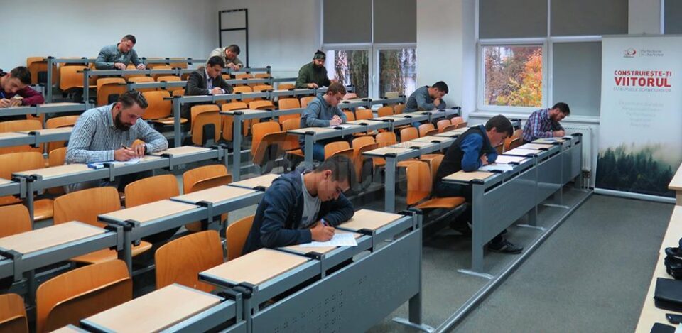 Șapte studenți ai USV vor primi burse în valoare de peste 12.000 de euro din partea Holzindustrie Schweighofer Rădăuți