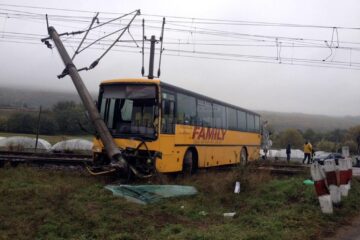În urma coliziunii parbrizul autocarului s-a făcut cioburi, iar partea din față a fost avariată serios