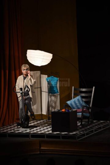 Aplauze la scenă deschisă pentru actorii din comedia „Un bărbat pentru Sara”, jucată pe scena suceveană
