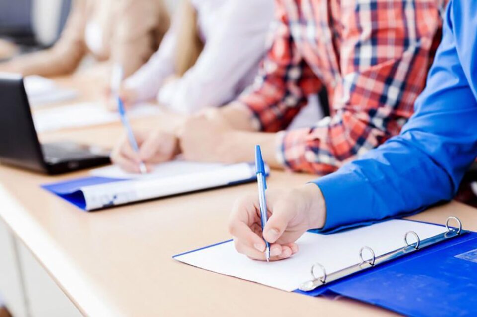 27 de profesori au fost eliminați din cursa pentru ocuparea funcției de director sau director adjunct în unitățile școlare din județ. Foto: vocea.biz 27 de profesori au fost eliminați din cursa pentru ocuparea funcției de director sau director adjunct în unitățile școlare din județ. Foto: vocea.biz
