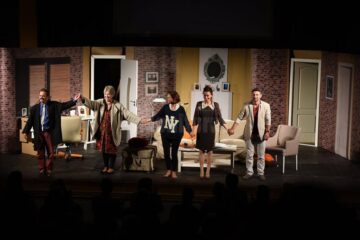 Aplauze la scenă deschisă pentru actorii din comedia „Un bărbat pentru Sara”, jucată pe scena suceveană