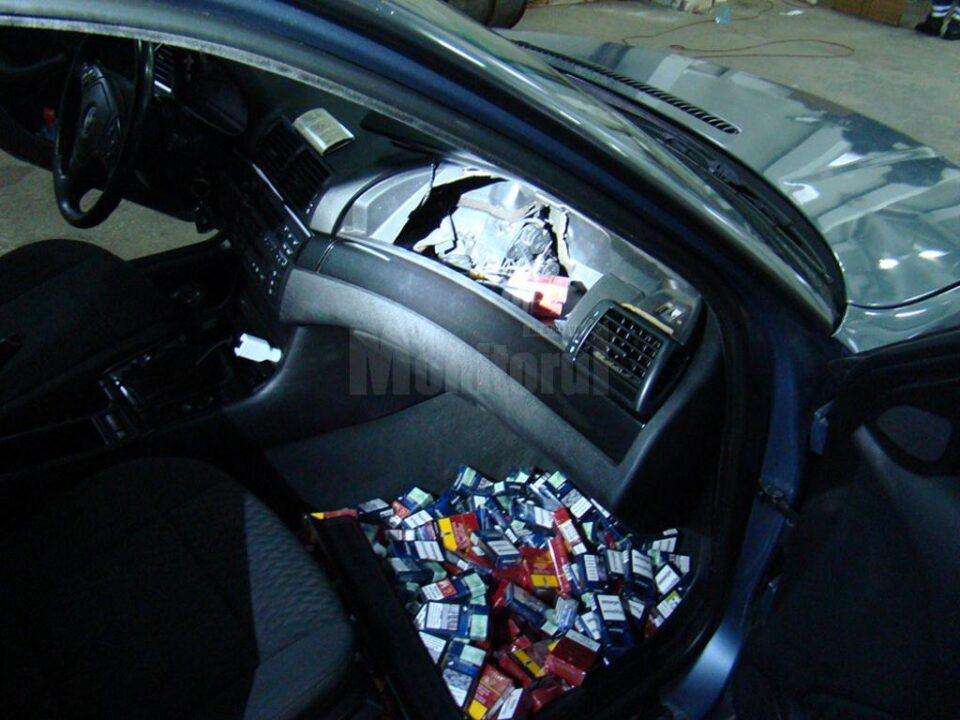 BMW-ul cu țigări ascunse în bord și praguri, confiscat