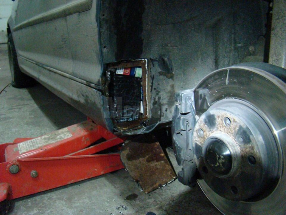 BMW-ul cu țigări ascunse în bord și praguri, confiscat