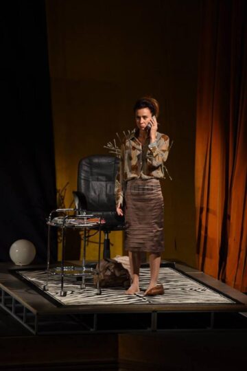 Aplauze la scenă deschisă pentru actorii din comedia „Un bărbat pentru Sara”, jucată pe scena suceveană
