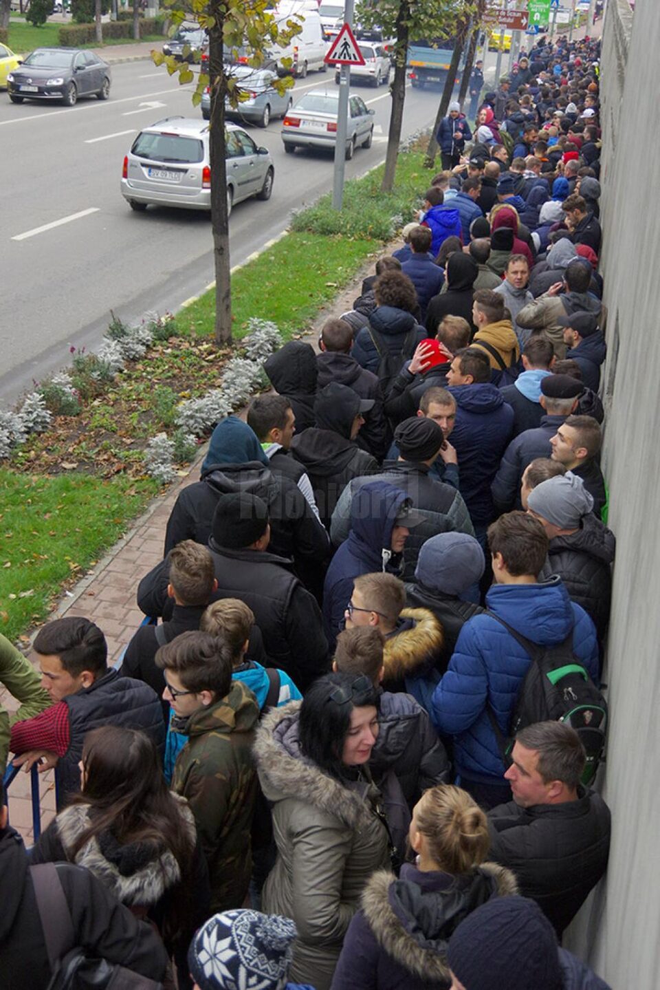 Cozile la bilete s-au format cu cinci ore înainte de a fi puse în vânzare, iar tichetele s-au epuizat în trei ore