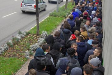 Cozile la bilete s-au format cu cinci ore înainte de a fi puse în vânzare, iar tichetele s-au epuizat în trei ore