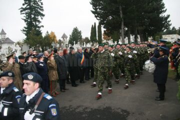 Jandarmii, vânătorii de munte și elevii au defilat prin fața oficialităților județene și locale