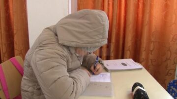 În prag de iarnă, elevii și profesorii dârdâie de frig în sălile de clasă