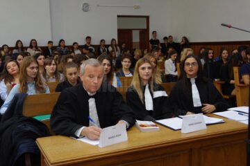 Simularea de proces, pusă în practică de studenți de la Facultatea de Drept din Suceava, cu sprijinul unor profesori și magistrați