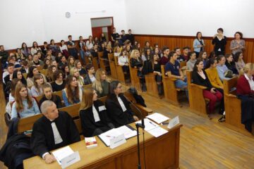 Simularea de proces, pusă în practică de studenți de la Facultatea de Drept din Suceava, cu sprijinul unor profesori și magistrați